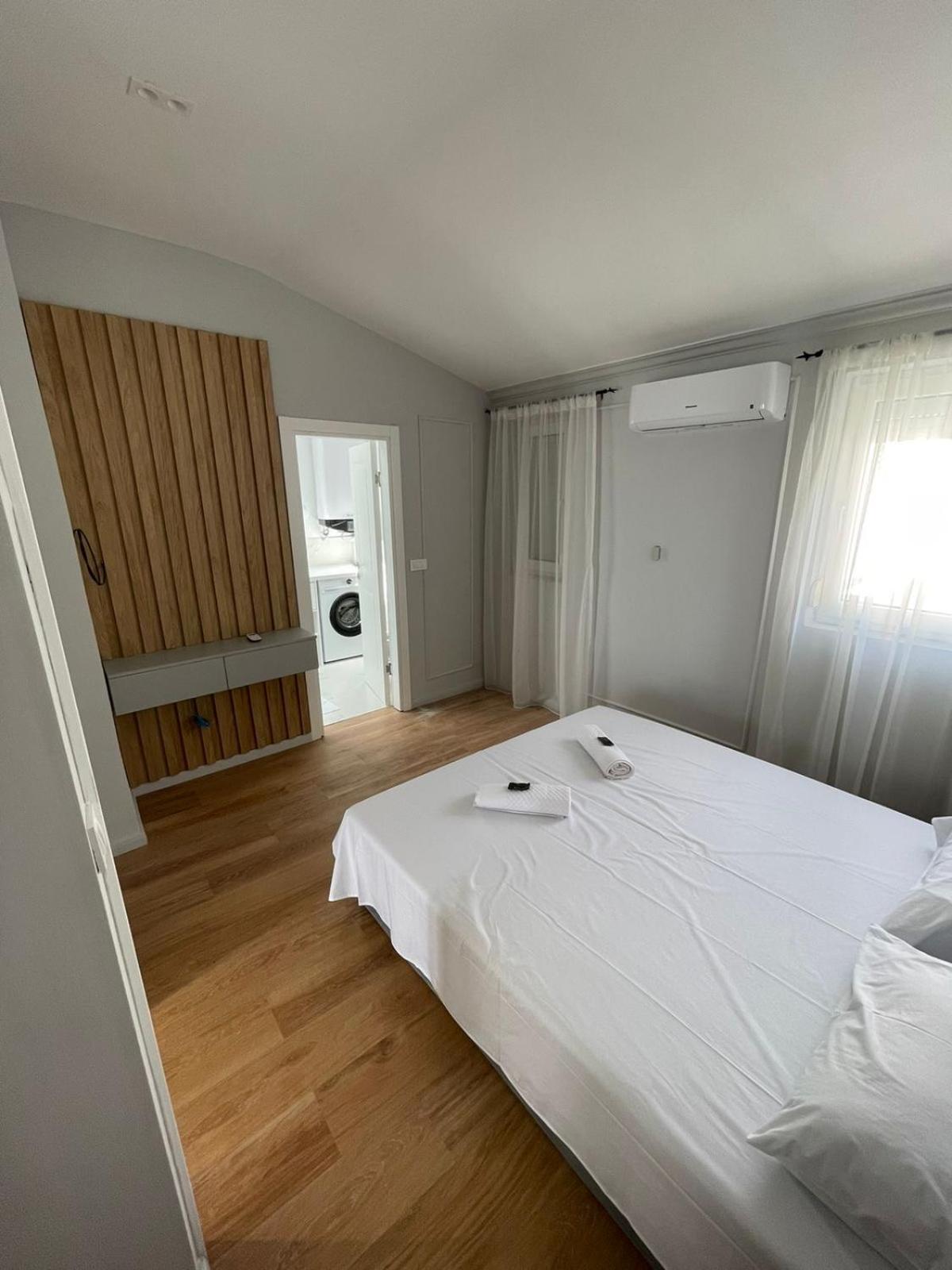 Lungomare Apartments Petrovac Exteriör bild